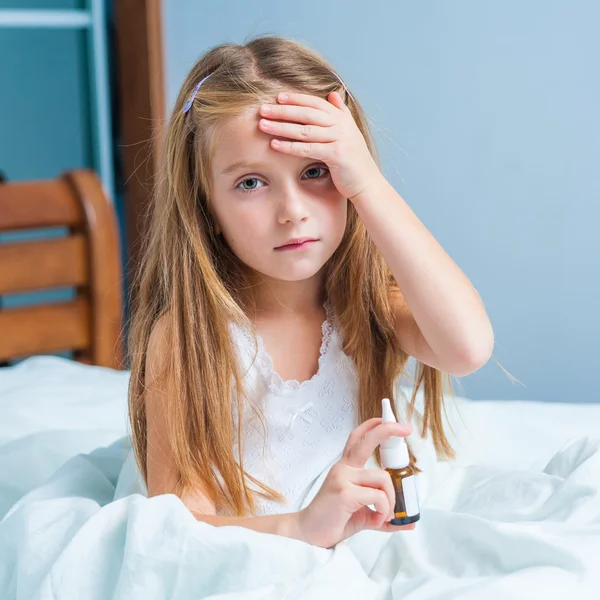 Klein meisje in loopneus amendementen — Stockfoto