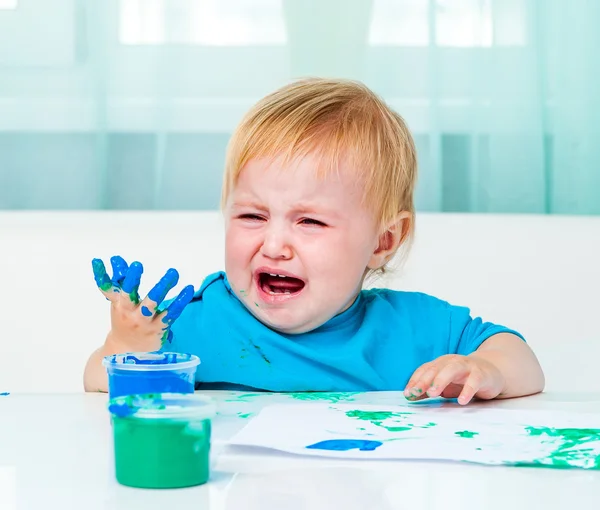 Klein meisje tekenen vinger verven — Stockfoto