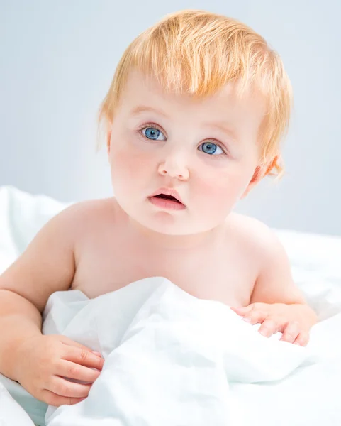 Bebê sentado na cama — Fotografia de Stock