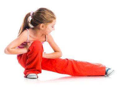 Küçük kız spor için içeri giriyor.