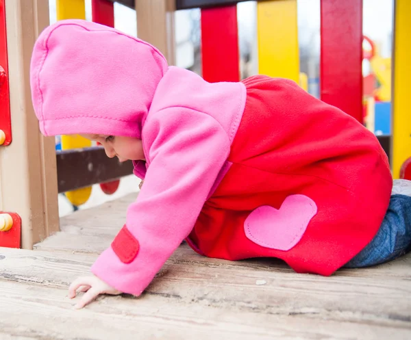 Маленькая девочка, играющая осенью — стоковое фото