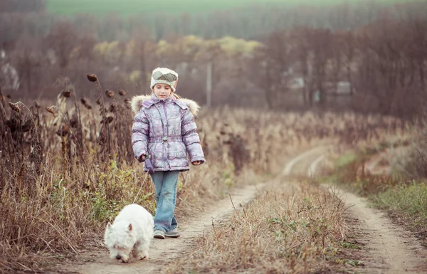 Liten flicka med sin hund — Stockfoto