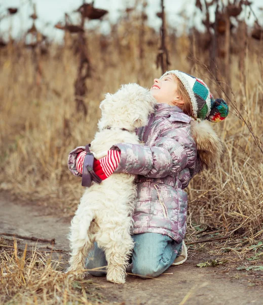 Bambina con il suo cane — Foto Stock