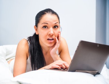 genç güzel kız ile bir tablet