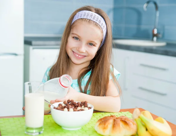 Liten flicka äter sin frukost — Stockfoto