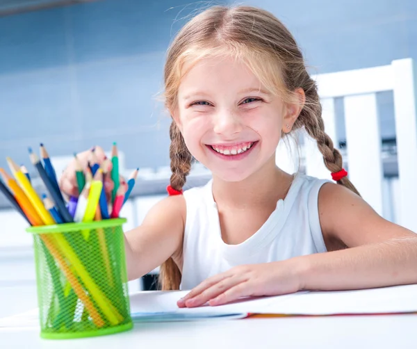 Kleines Mädchen zeichnet mit Bleistiften — Stockfoto