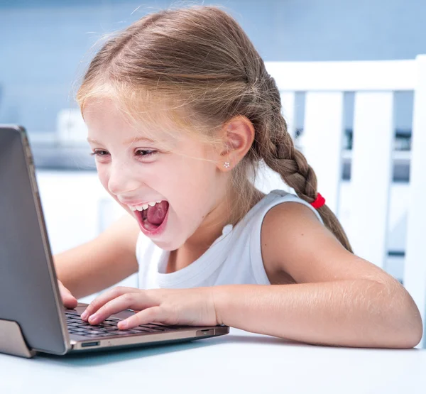 Menina com seu computador — Fotografia de Stock