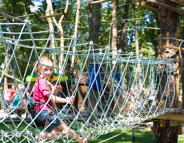 Bambina in un parco di corda — Foto Stock