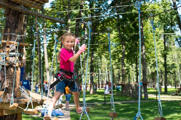 Niña en un parque de cuerdas — Foto de Stock