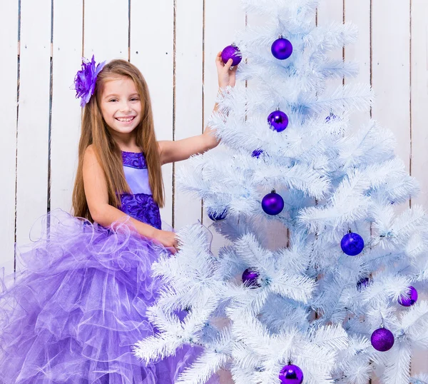 Petite fille décoré arbre de Noël — Photo