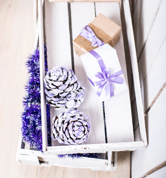 Weihnachtsgeschenke und Zapfen in einer Schachtel — Stockfoto