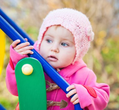 küçük kız Sonbahar oynamak