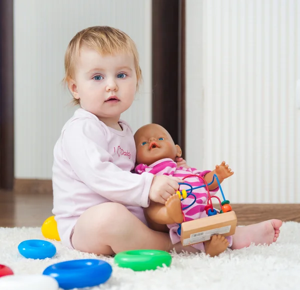 Baby leker hemma — Stockfoto