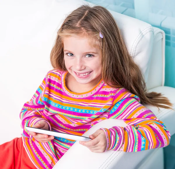 Nettes kleines Mädchen mit dem Tablet — Stockfoto