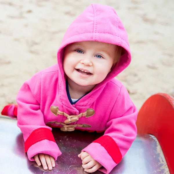 Kleines Mädchen spielt im Herbst — Stockfoto