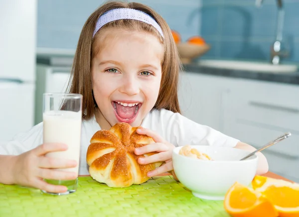 Klein meisje haar ontbijt eten — Stockfoto