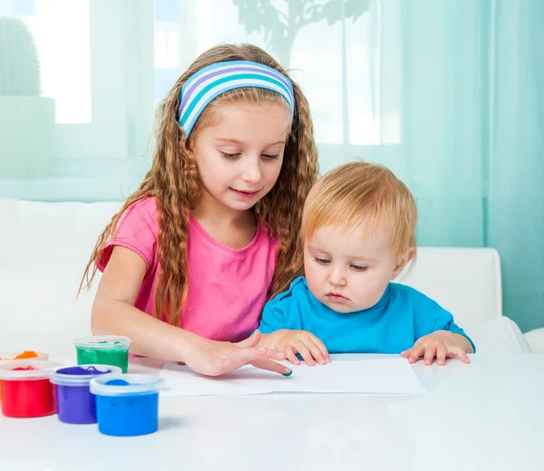 Dos hermanas dibujan pinturas de dedos — Foto de Stock