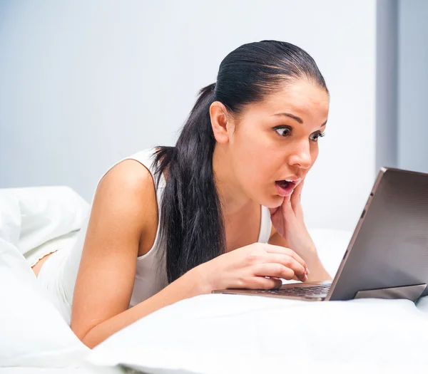 Giovane bella ragazza con un tablet — Foto Stock