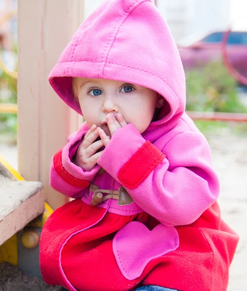 Bambina che gioca in autunno — Foto Stock