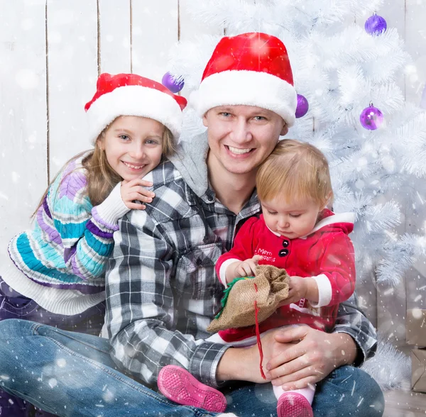 Weihnachtsfoto einer glücklichen Familie — Stockfoto