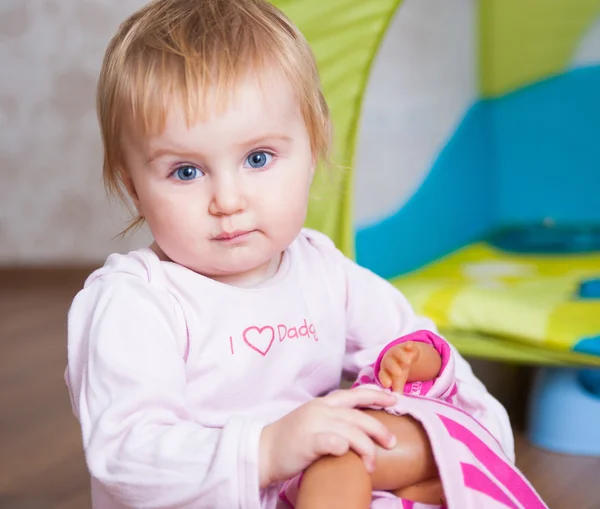 Bebé jugando en casa — Foto de Stock