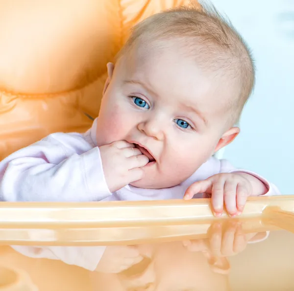 Bebé niña va a comer — Foto de Stock