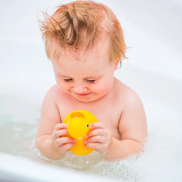 Bonito 1 ano de idade menino banhos — Fotografia de Stock