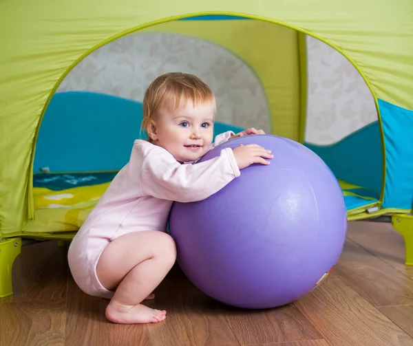 家で遊んでる赤ちゃん — ストック写真