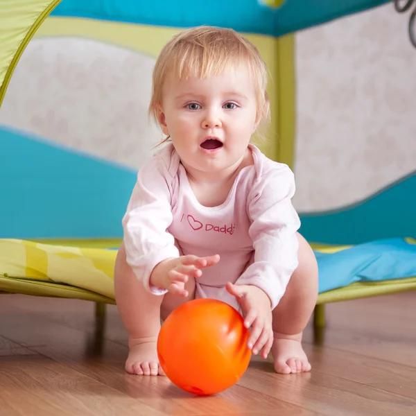 Bebé jugando en casa —  Fotos de Stock