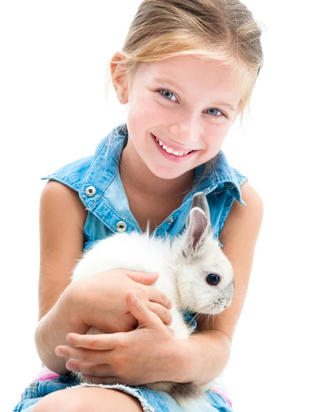 Schattig klein meisje een wit konijn — Stockfoto