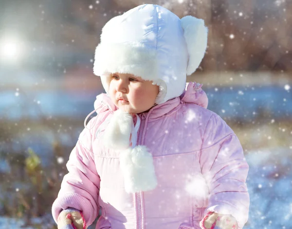 Bambina gode l'arrivo dell'inverno — Foto Stock