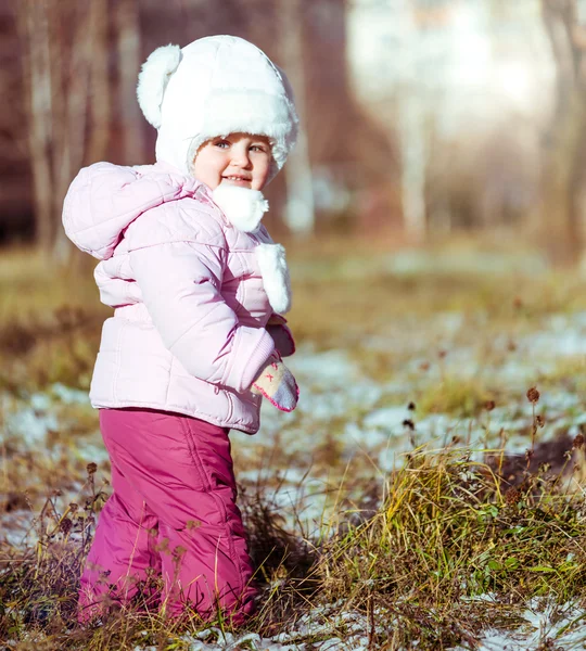 Lilla flickan har Vinterns ankomst — Stockfoto