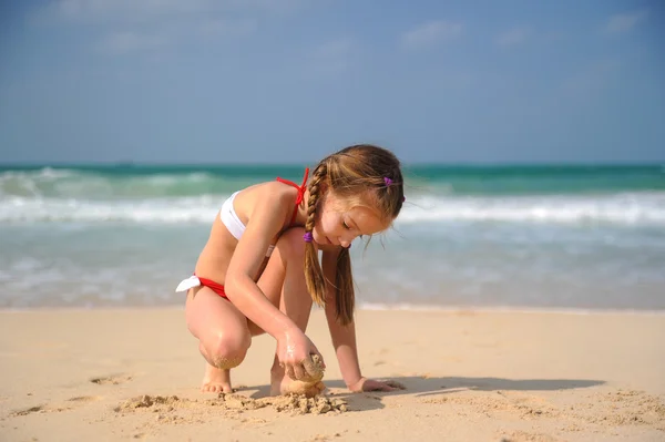 Kumla oynayan küçük kız — Stok fotoğraf