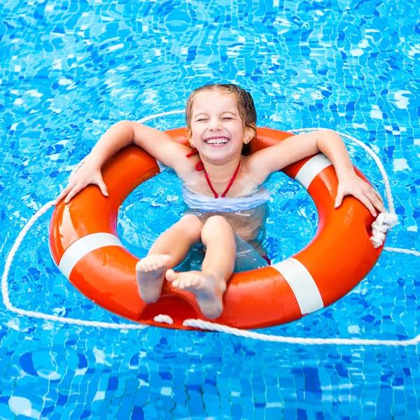 Niña en la piscina — Foto de Stock