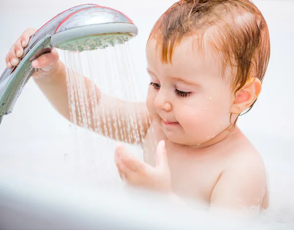 Bonito 1 ano de idade menina banhos — Fotografia de Stock