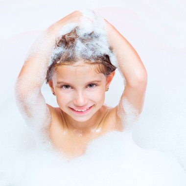 küçük kız banyo yaparken