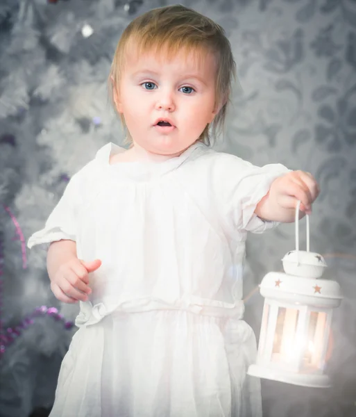 Baby nära en julgran — Stockfoto