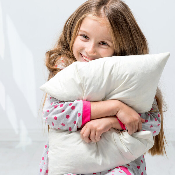 красивая маленькая девочка в пижаме
