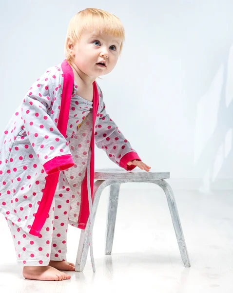 Красивая маленькая девочка в пижаме — стоковое фото
