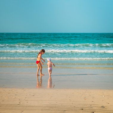 küçük kız Sahilde yürüyüş