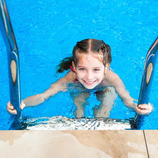 Kleines Mädchen im Pool — Stockfoto