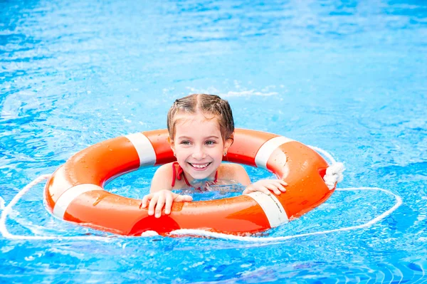 Kleines Mädchen im Pool — Stockfoto