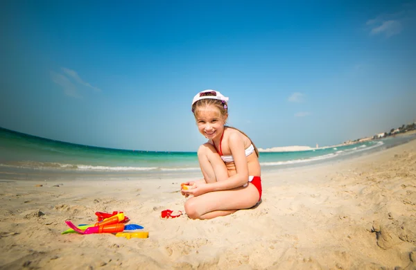 Petite fille jouant dans le sable — Photo