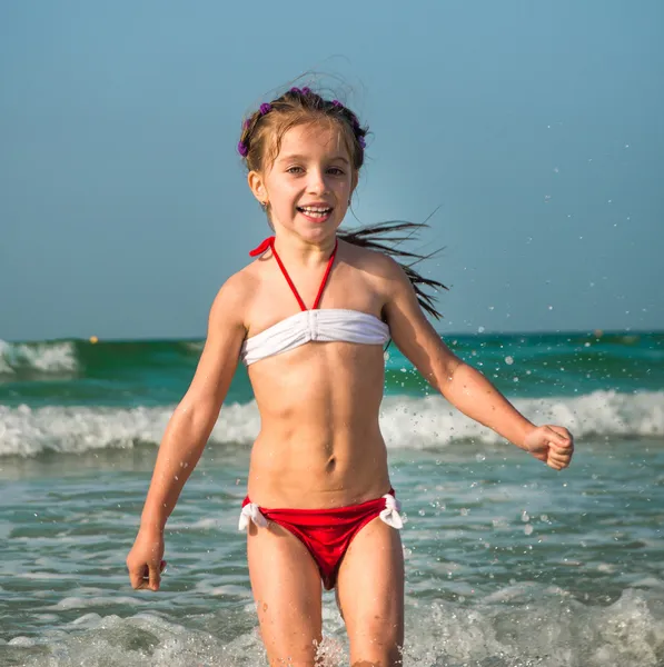 Petite fille sur la plage — Photo