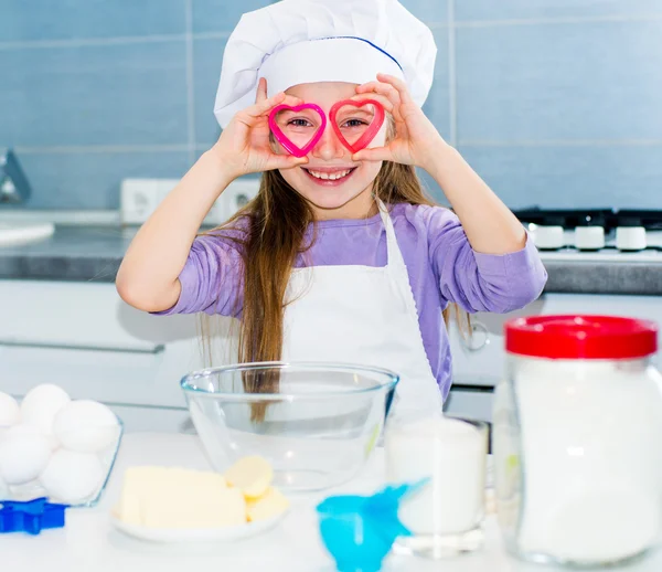 Malá holka a přitom zachová cookie frézy — Stock fotografie