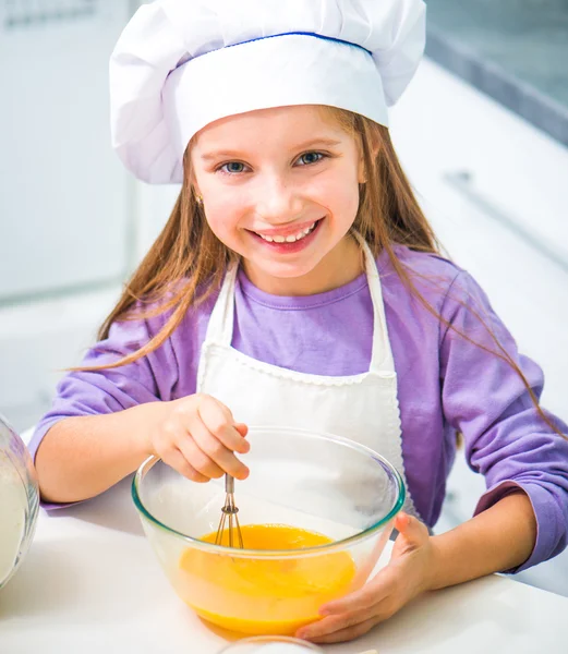 Niña agita masa de galletas — Foto de Stock