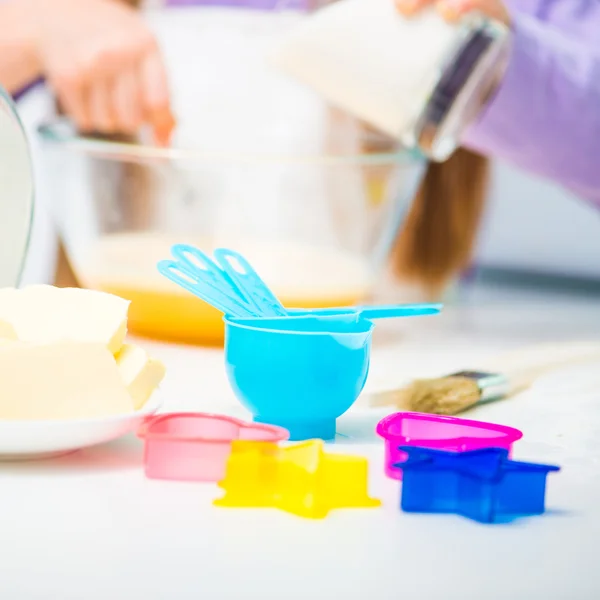 Little girl in the kitchen preparing cookies — Stock Photo, Image