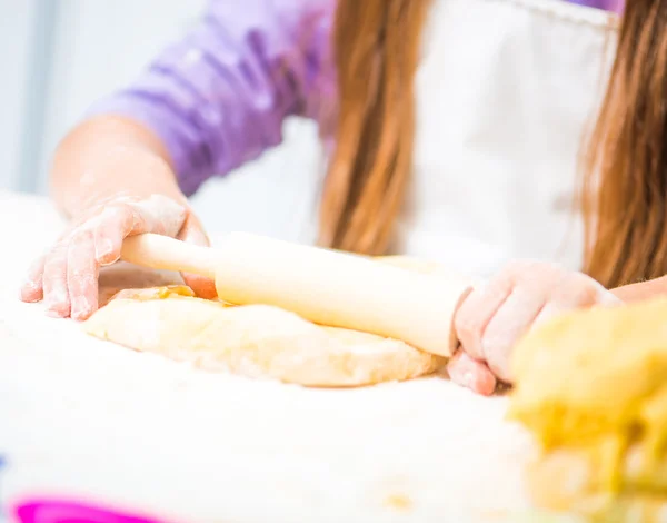 Chica desenrolla masa de galletas — Foto de Stock