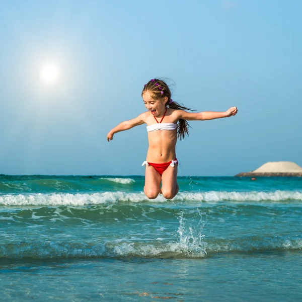 Ευτυχισμένη κοριτσάκι στη θάλασσα Royalty Free Εικόνες Αρχείου
