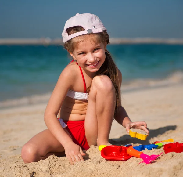 Kleines Mädchen spielt im Sand — Stockfoto